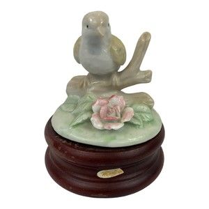 1991 Summit Collection Exclusive bird and Flowers Music Box "Fascination"